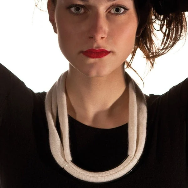 Tube, collana in cachemire e curva di vetro - Blueside Emotional Design