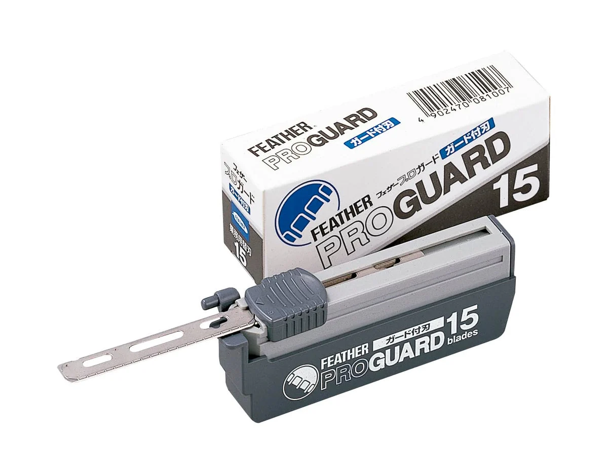 Feather Rasoio ProGuard Lame 15 Pezzi - Sicure e Longeve - Modello Semi-Circolare