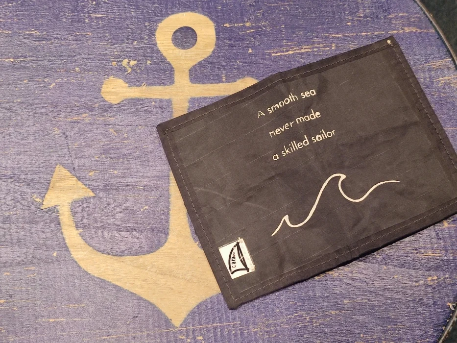 portafoglio mini wallet nero “a smooth sea never made a skilled sailor” - Abbigliamento marinaresco