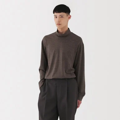 T‐shirt con collo a lupetto lavorata a maglia tradizionalmente in misto lana da uomo