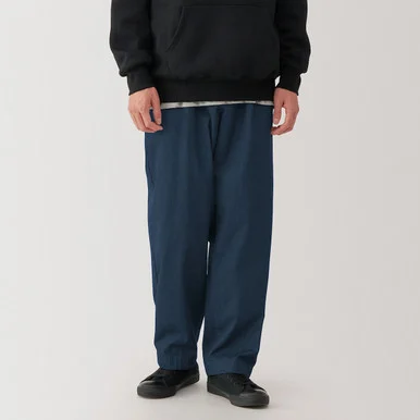 Pantaloni chino infigo da uomo a gamba larga con pieghe sul davanti.