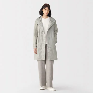 Cappotto con cappuccio in nylon riciclato idrorepellente da donna