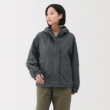 Giacca con cappuccio ripiegabile in nylon idrorepellente da donna