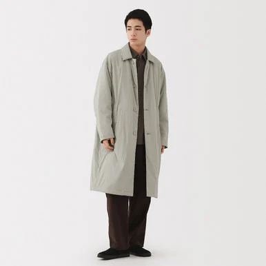 Cappotto imbottito in nylon riciclato con collo alto da uomo